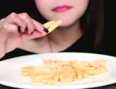 两个小姐姐吃虾条,两位小姐姐共享美味时光”